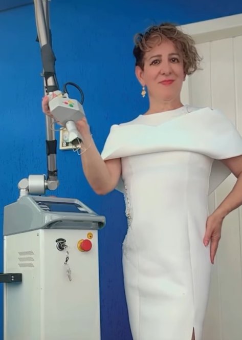 Dra. Esmaely com equipamento laser CO₂